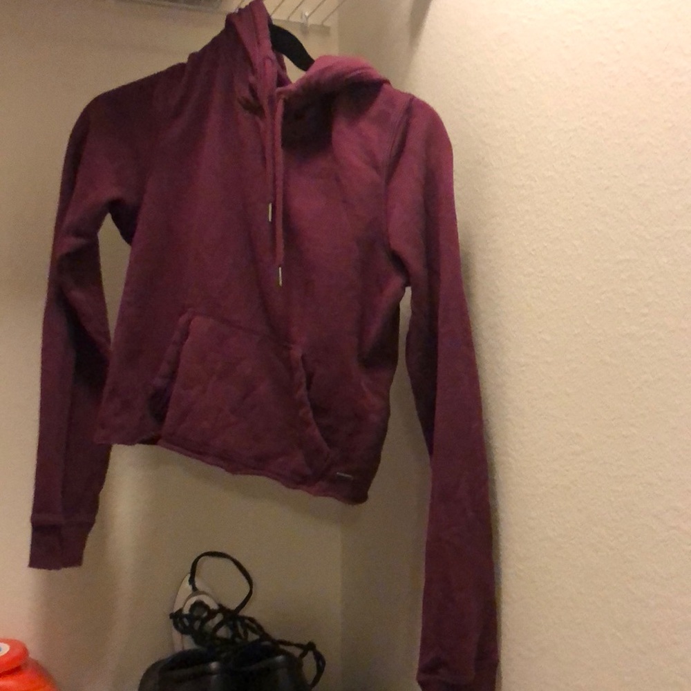 CROPPED MAROON HOLLISTER HOODIE - SIZE XS